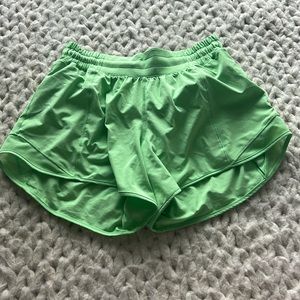 Lululemon Hotty Hot Low-Rise Lined Short 4" 💚Scream Green Light💚 ➡️swipe➡️
